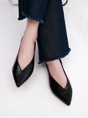 ALUMNAE Black Pointed V-Cut low Heel Mules